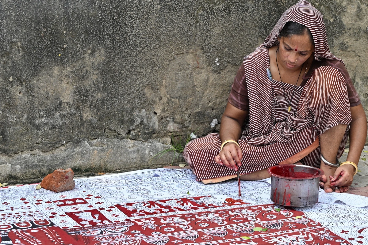 Exploring colorful markets and local crafts during a safe and fully organized women’s group journey in India.
